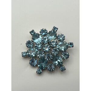 Vintage light blue rhinestone faceted prong set silver tone brooch